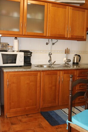 Fridge, microwave, oven, stovetop - Solar do Diabrete Studio Apartment in Nazaré’s Historic Center, 100m from the Beach (Nazaré)