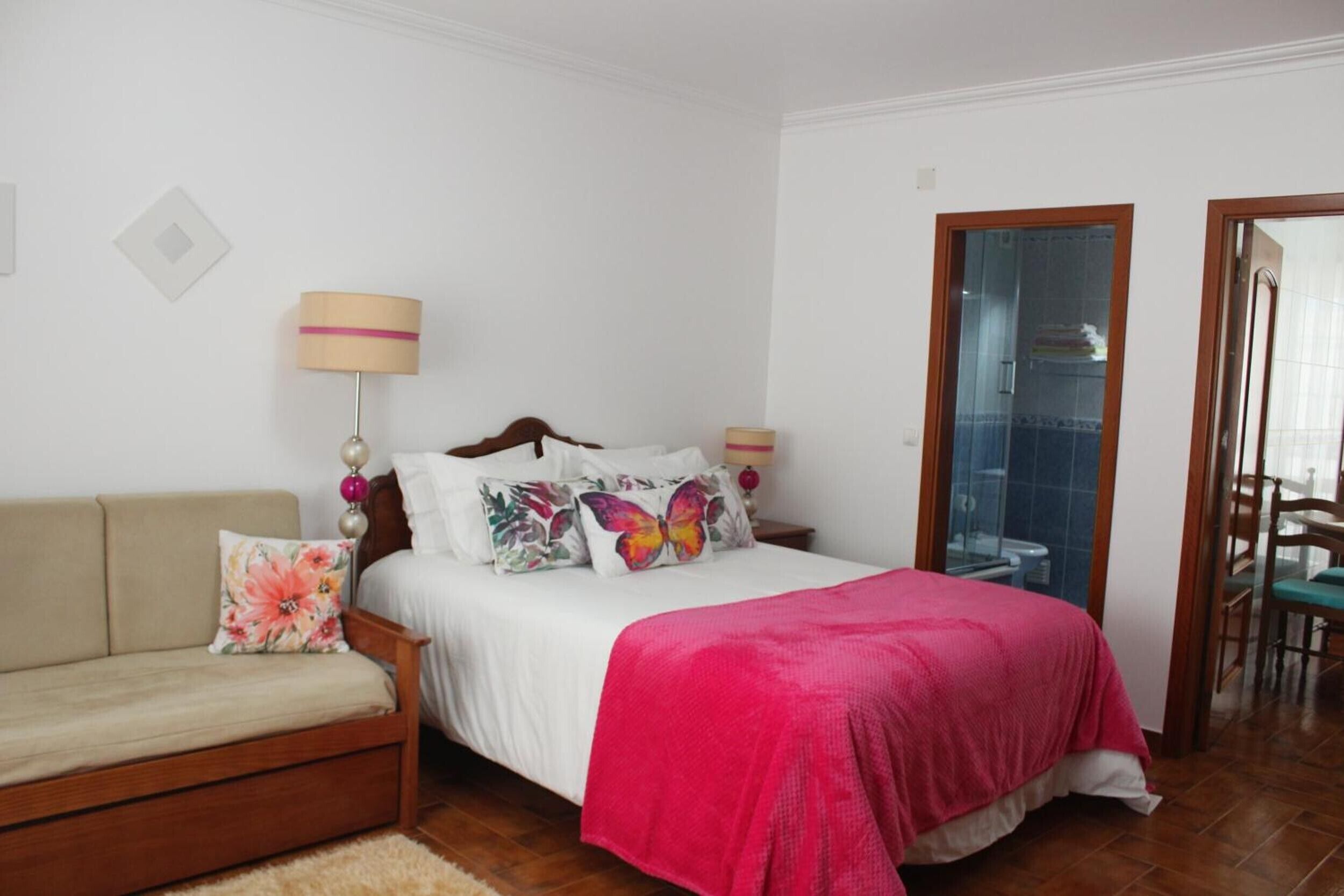 Iron/ironing board, WiFi, bed sheets