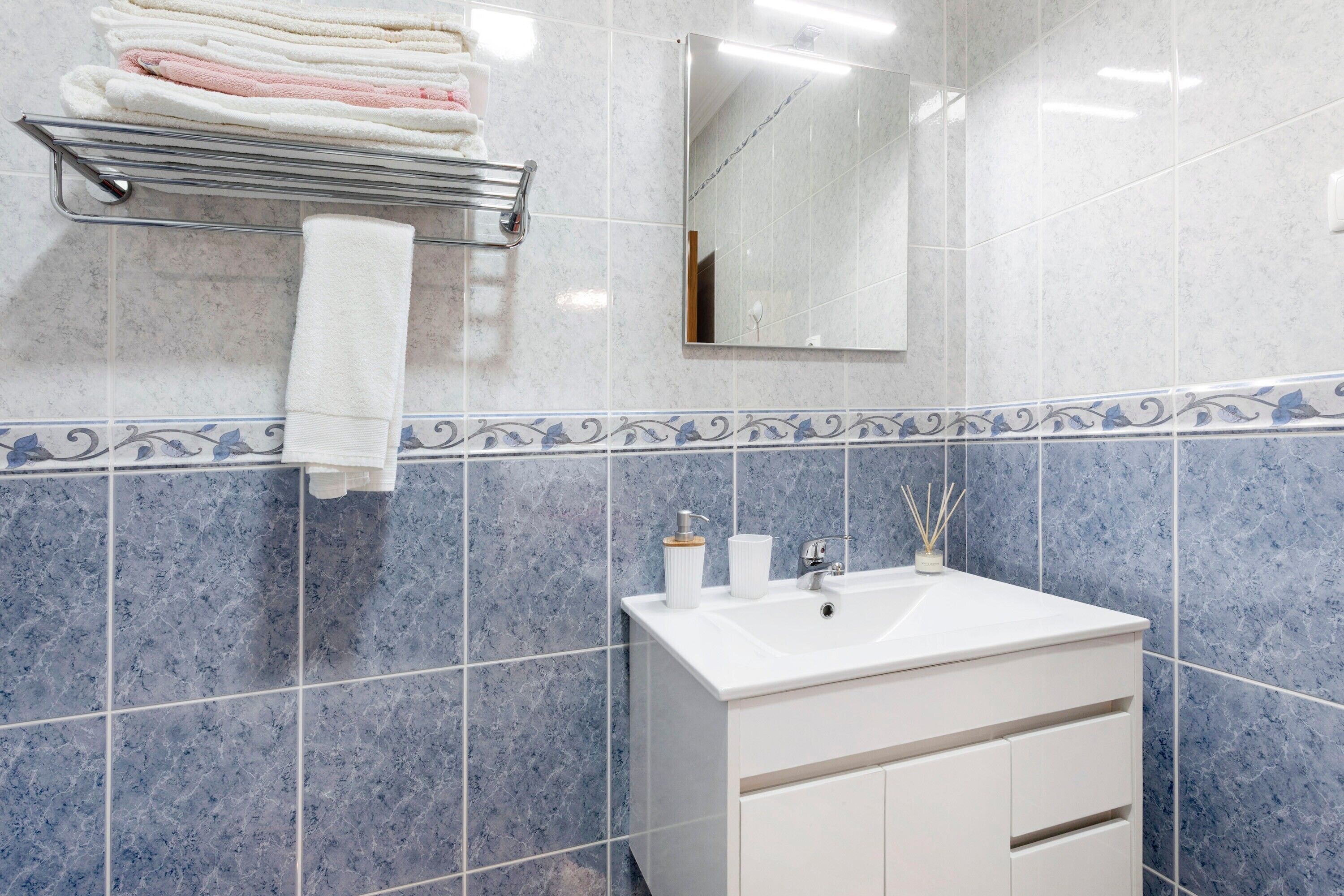 Douche, sèche-cheveux, serviettes fournies