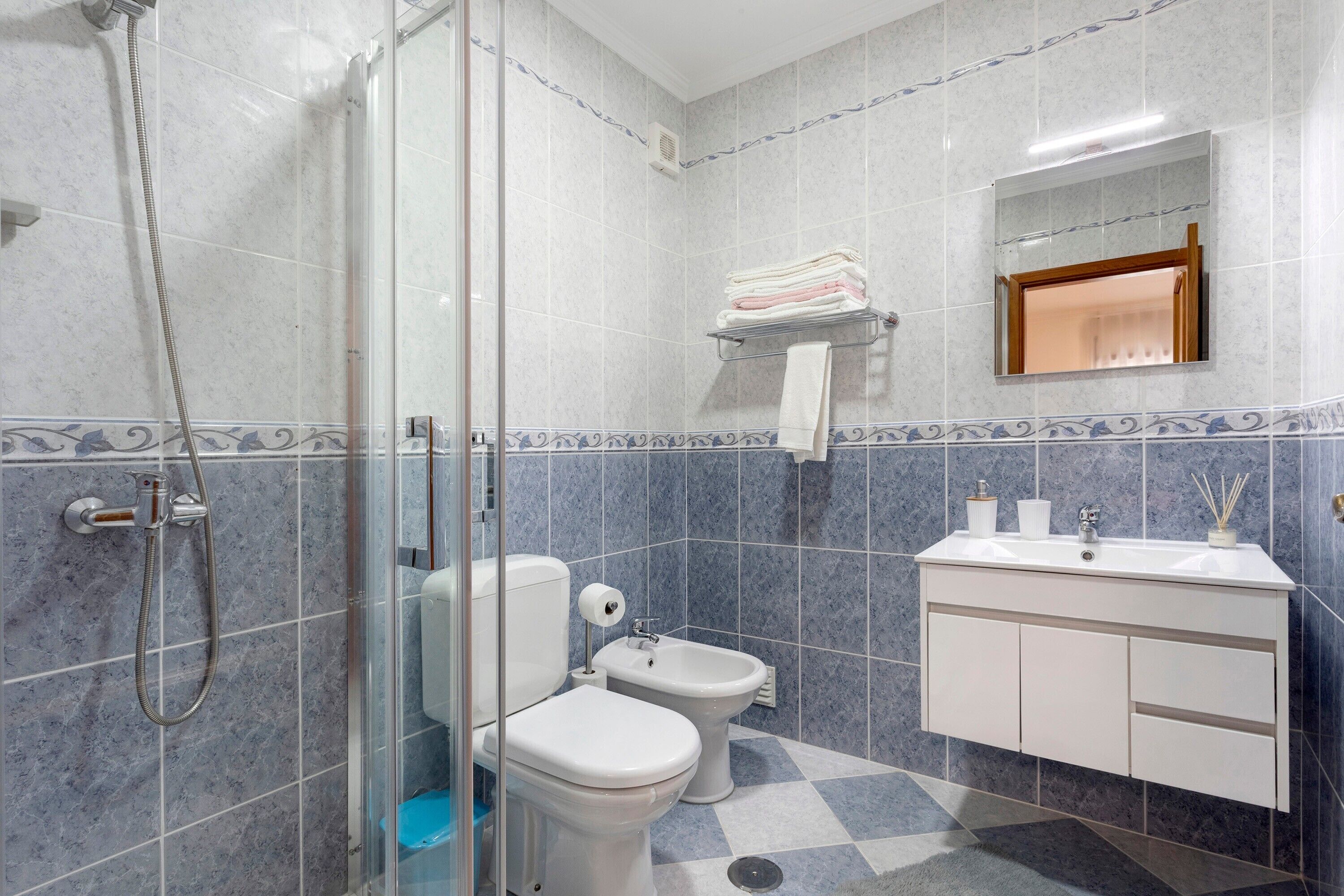 Douche, sèche-cheveux, serviettes fournies