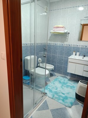 Shower, hair dryer, towels - Solar do Diabrete Studio Apartment in Nazaré’s Historic Center, 100m from the Beach (Nazaré)
