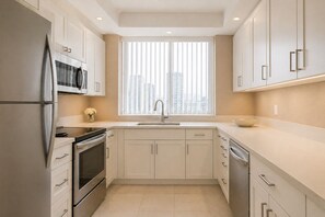 Quarto clássico | Cozinha privada | Geladeira, micro-ondas, fogão, cooktop