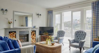 Luxury Coastal Cottage With Harbour Views