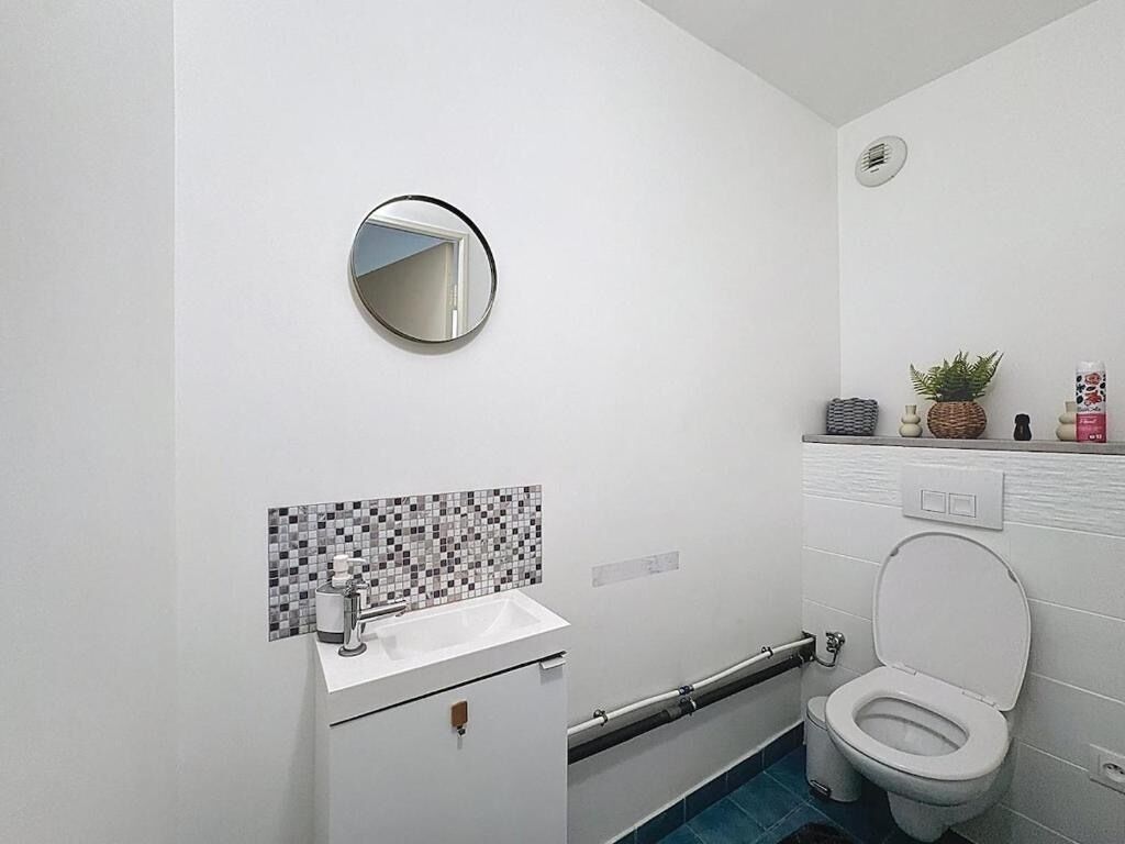 Douche, serviettes fournies, savon, papier toilette