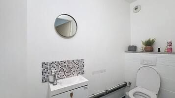 Douche, serviettes fournies, savon, papier toilette