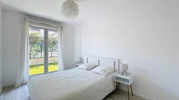 2 bedrooms, internet, bed sheets