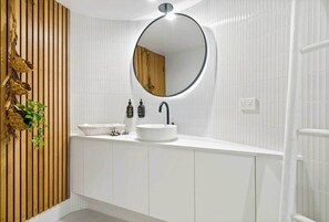 Bathroom - Two Bedroom Beach Bungalow (Noosa Heads)