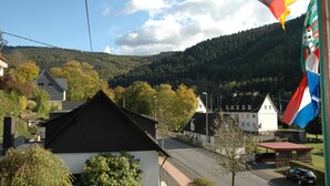 Ein Wohngebiet mit Häusern, einer Straße und einem Berg im Hintergrund.