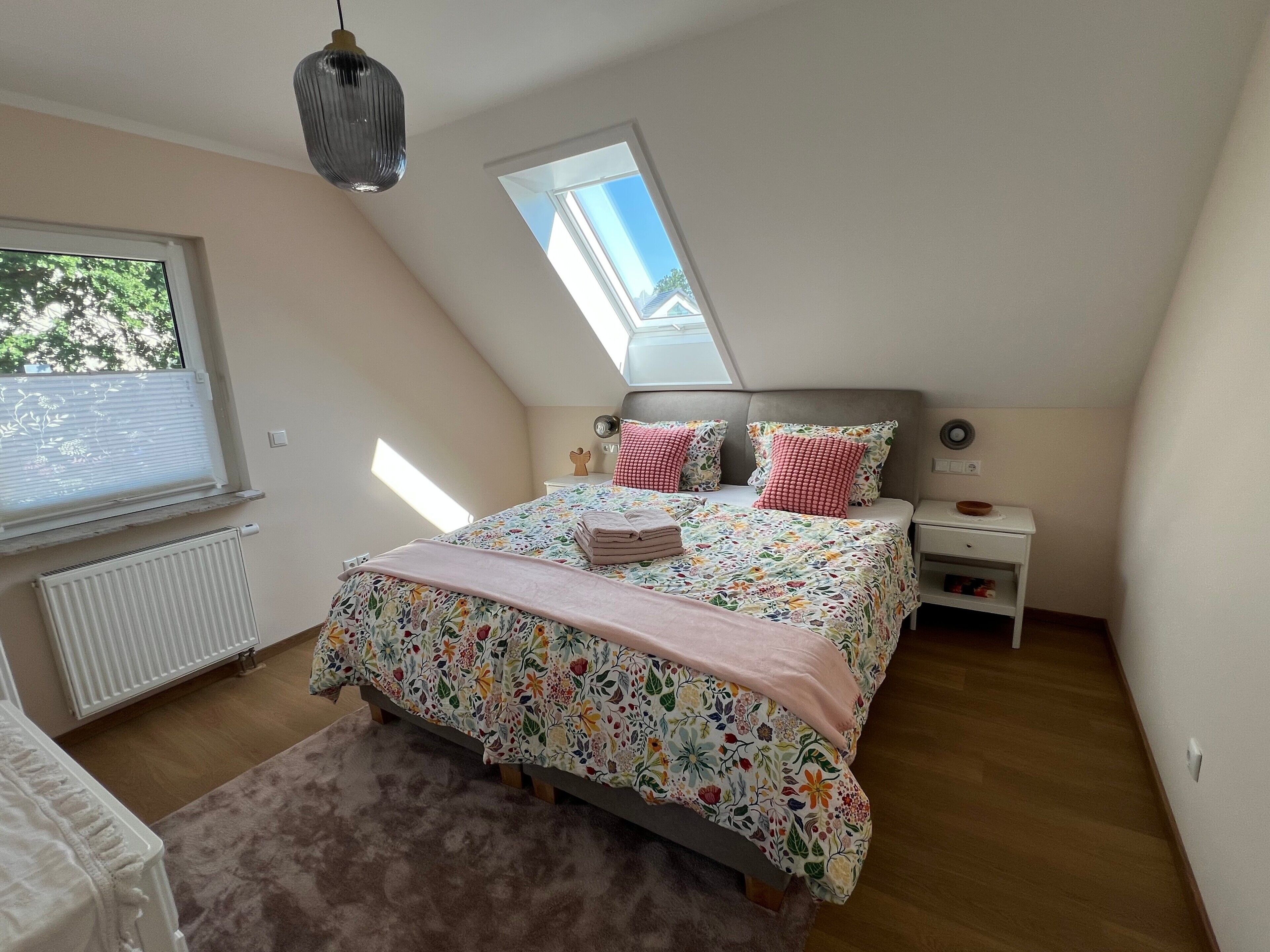 Een strijkplank/strijkijzer, wifi, beddengoed