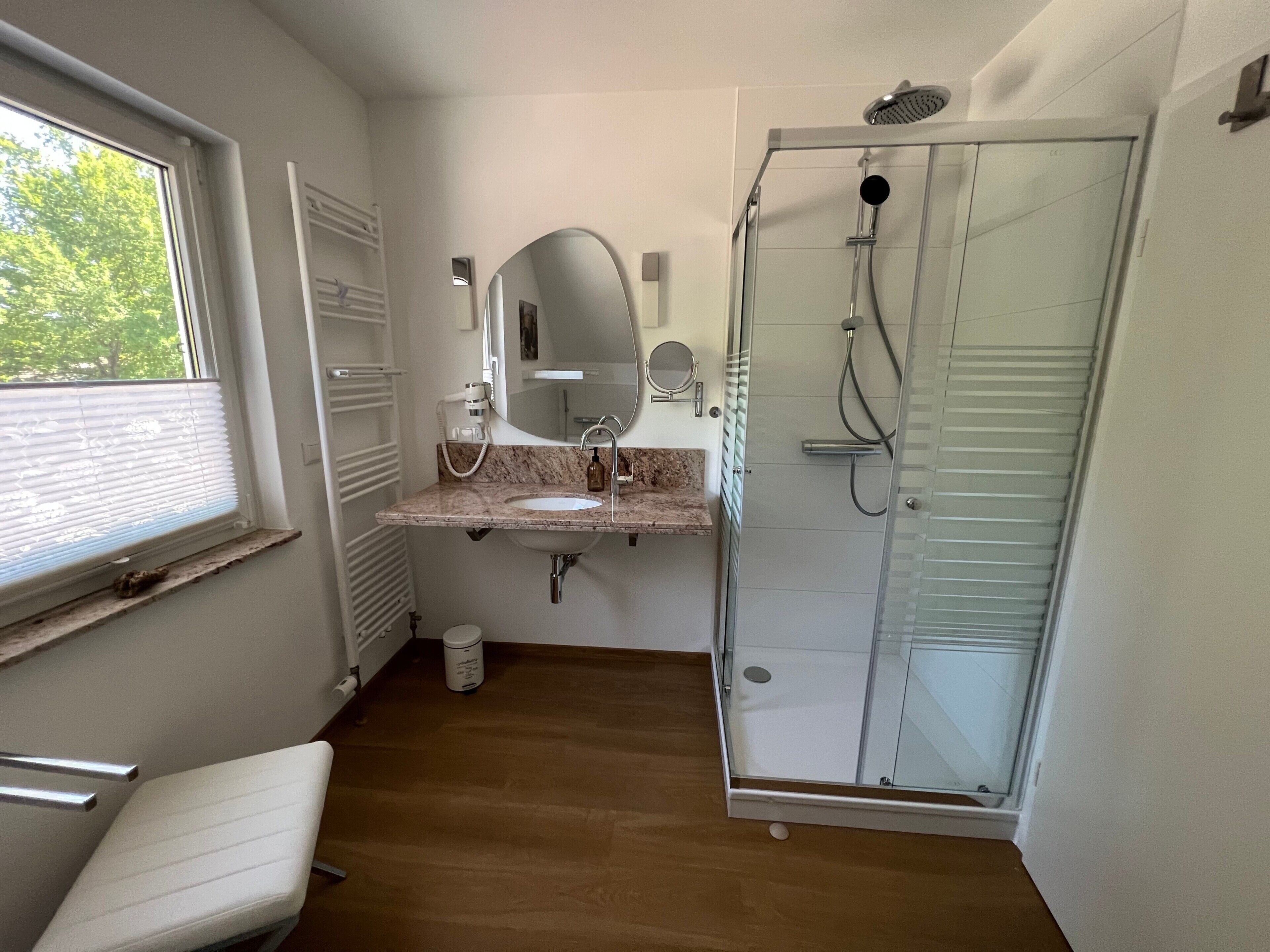 Dusj, hårføner og håndklær