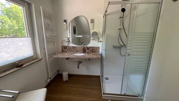 Een douche, een haardroger, handdoeken