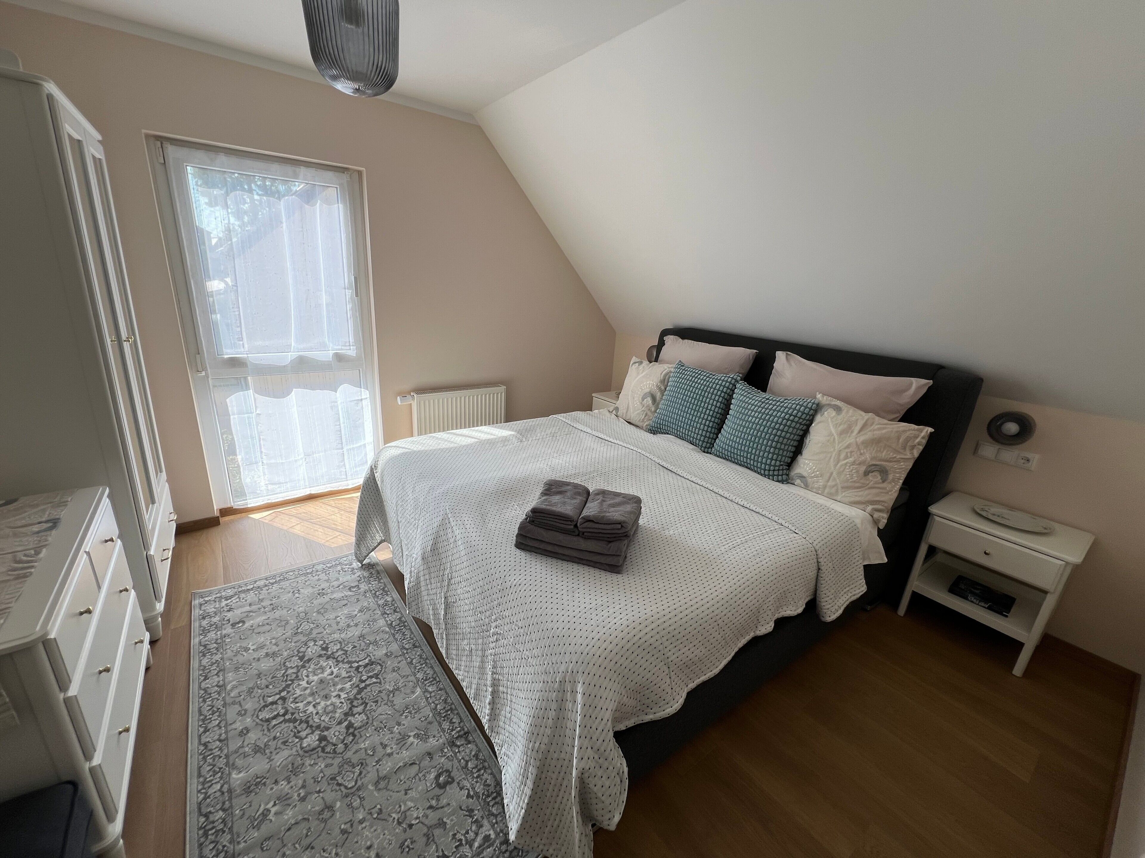 Iron/ironing board, WiFi, bed sheets