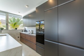 Réfrigérateur, four à micro-ondes, un four, surface de cuisson