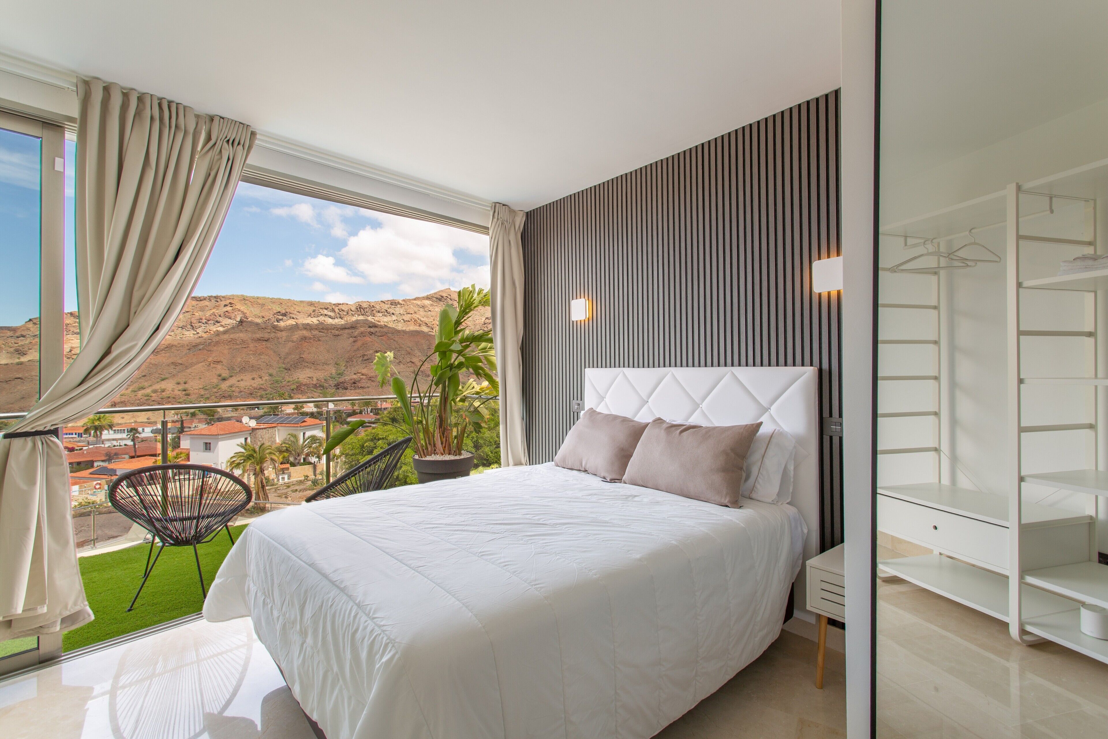 Iron/ironing board, WiFi, bed sheets, wheelchair access