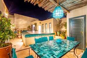 Outdoor dining - New, luxury, 4BR 4,5 bath Riad UNIVERSE , enchanting rooftop with pool , new AC (MARRAKECH)