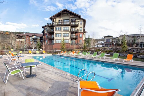 NEW ski-in/ski-out 3 bedroom, private deck, views and plenty of bedding!