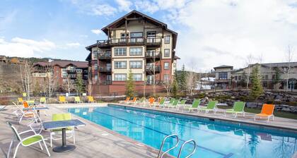 NEW ski-in/ski-out 3 bedroom, private deck, views and plenty of bedding!
