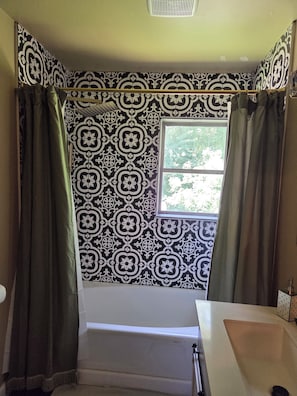 SĂšche-cheveux, serviettes fournies, savon, papier toilette