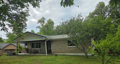 Cozy 2-bedroom cottage in beautiful Mount Vernon with AC