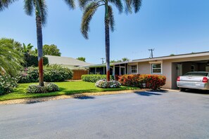 Interior - 1 Mi to Vanderbilt Beach! Walkable Couples Haven (Naples)