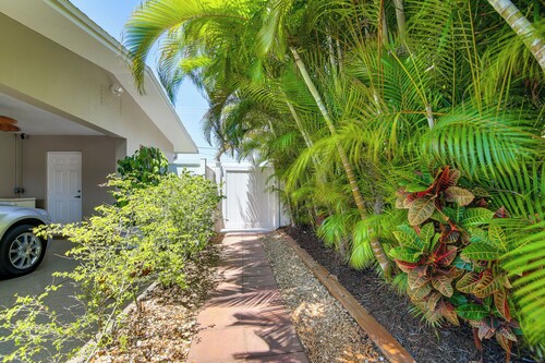 1 Mi to Vanderbilt Beach! Walkable Couples Haven