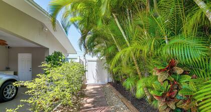1 Mi to Vanderbilt Beach! Walkable Couples Haven