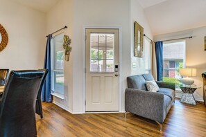 A living room with a door, a sofa, a chair, and a lamp. - Modern Home Near Dfw: Work, Play + Relax! (Mansfield)