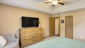 A bedroom with a bed, a dresser, a television, and a ceiling fan. - 13 Mi to Kauffman Stadium! 'cottontail Cottage' (Blue Springs)