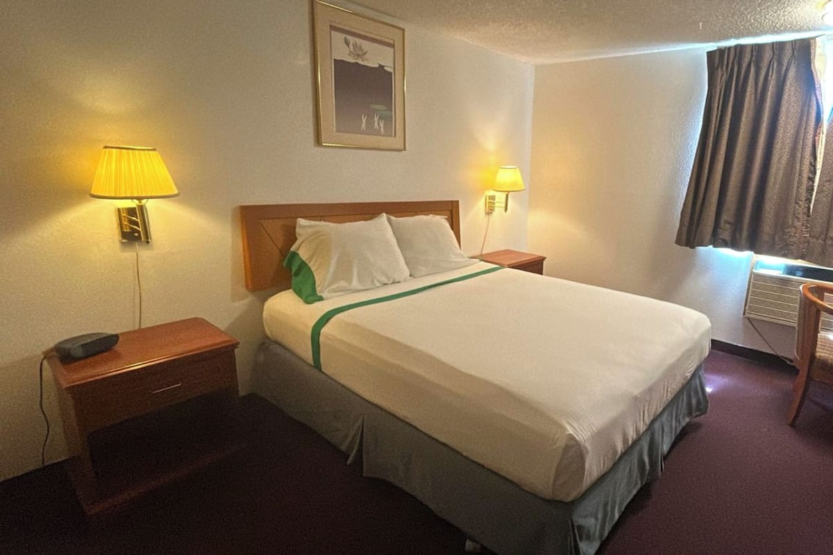 Iron/ironing board, free WiFi, bed sheets