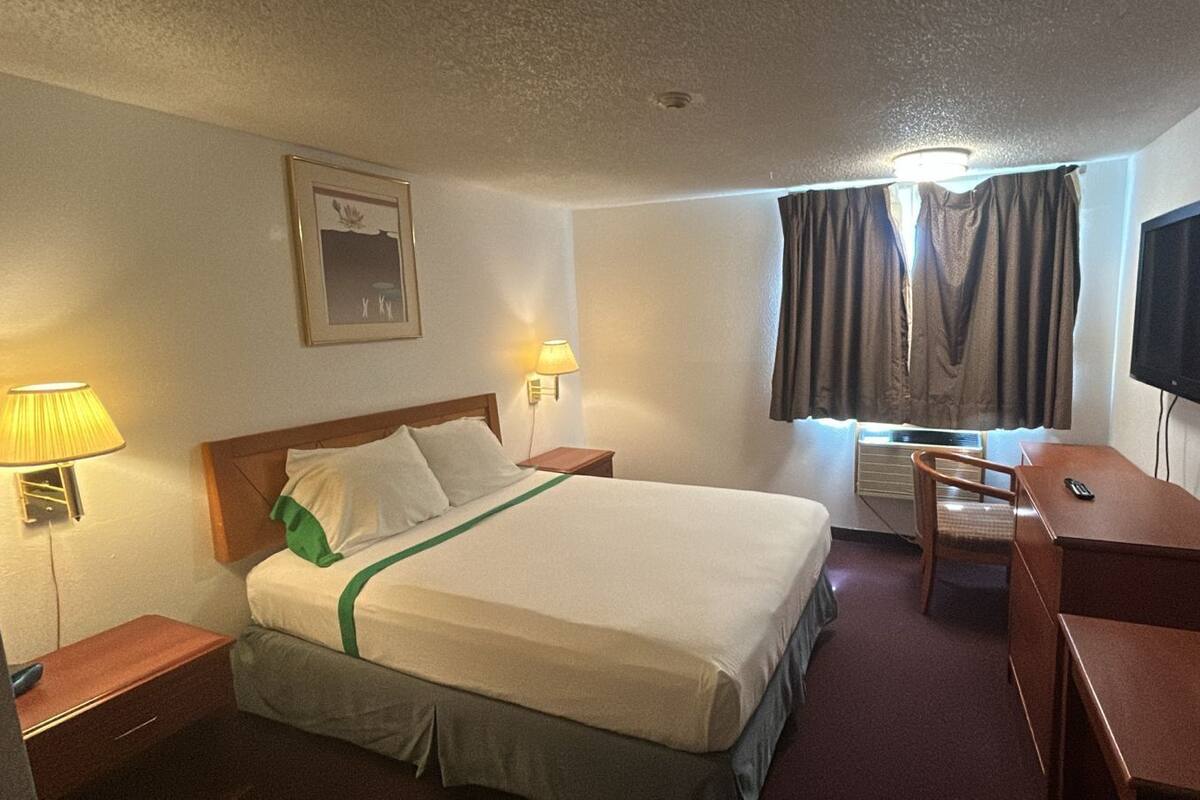 Chambre, 1 grand lit, non-fumeurs | Fer et planche à repasser, Wi-Fi gratuit, draps fournis