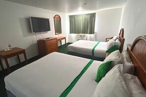 Habitación, 2 camas Queen size, para no fumadores | Tabla de planchar con plancha, wifi gratis y ropa de cama 