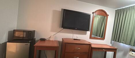 Chambre, 1 trĂšs grand lit, non-fumeur | Fer et planche Ă repasser, accĂšs au Wi-Fi (inclus), literie fournie