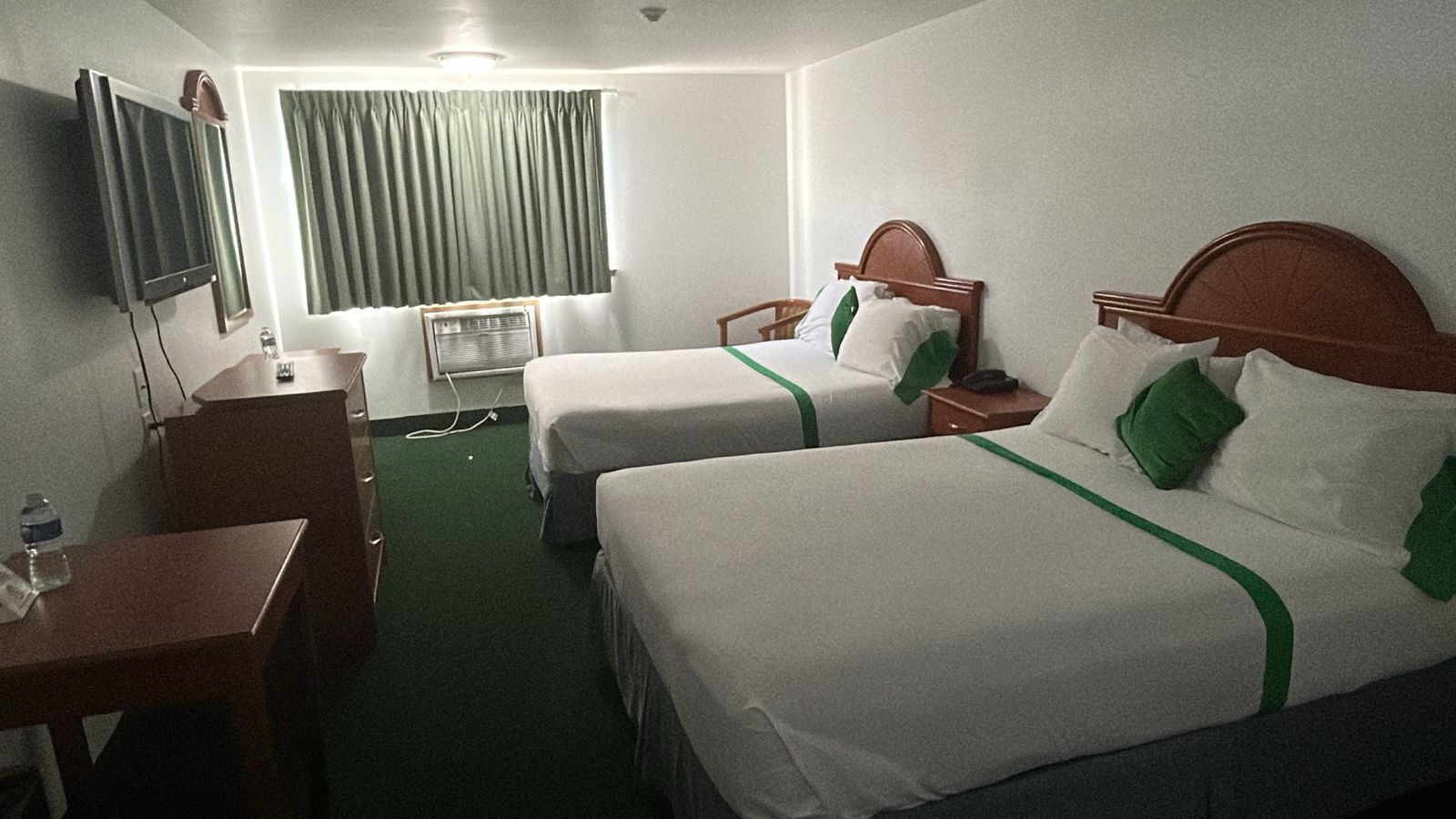 Chambre, 2 grands lits, non-fumeurs | Fer et planche à repasser, Wi-Fi gratuit, draps fournis