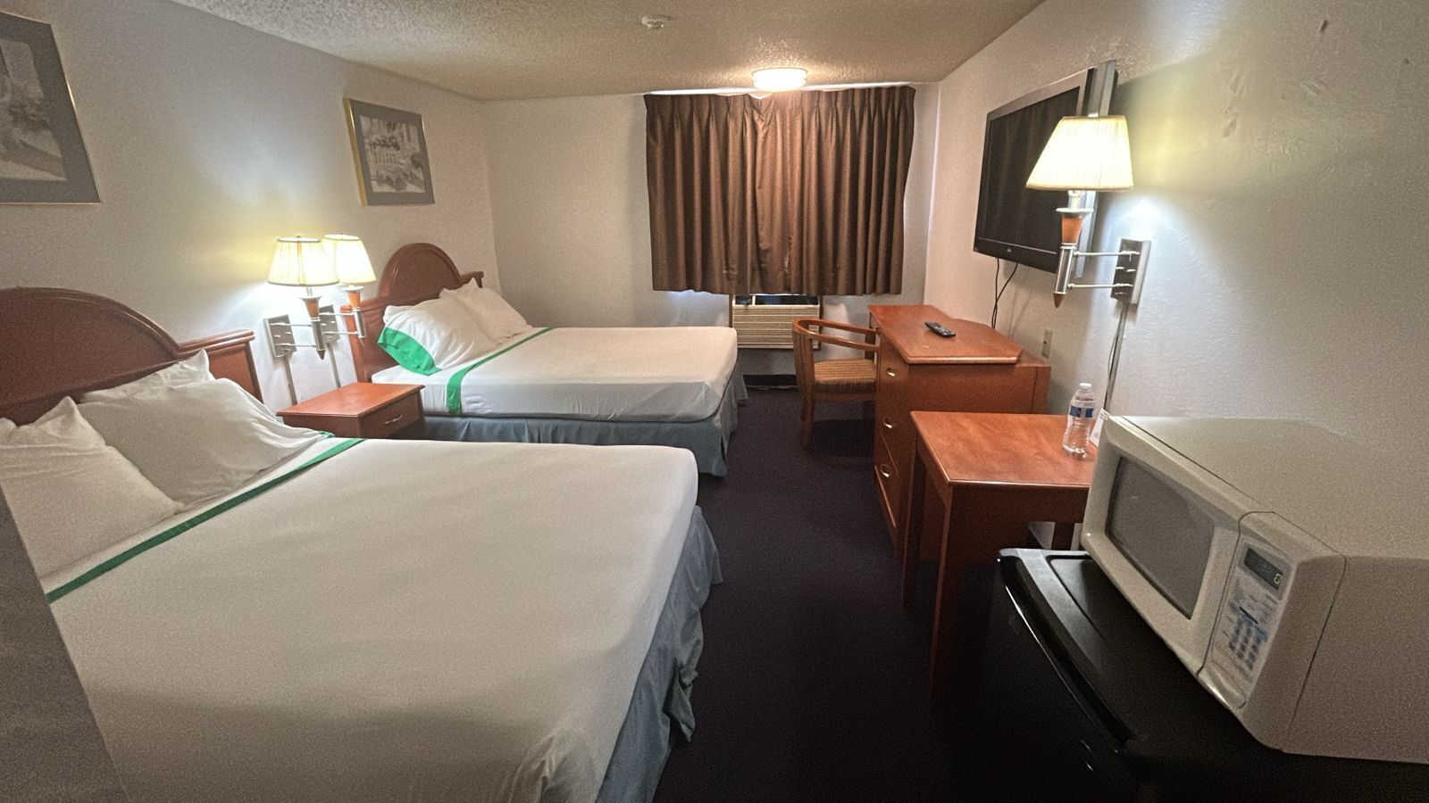 Chambre, 2 grands lits, accessible aux personnes à mobilité réduite, non-fumeurs | Fer et planche à repasser, Wi-Fi gratuit, draps fournis