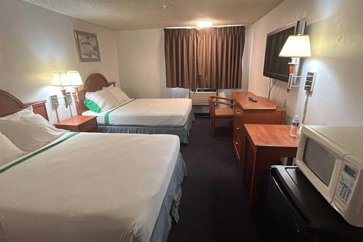 Chambre, 2 grands lits, accessible aux personnes à mobilité réduite, non-fumeurs | Fer et planche à repasser, Wi-Fi gratuit, draps fournis