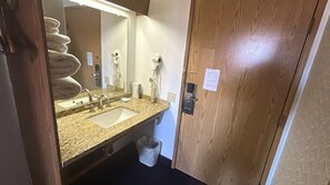 Chambre, 2 grands lits, accessible aux personnes à mobilité réduite, non-fumeurs | Salle de bain | Articles de toilette gratuits, sèche-cheveux, serviettes fournies
