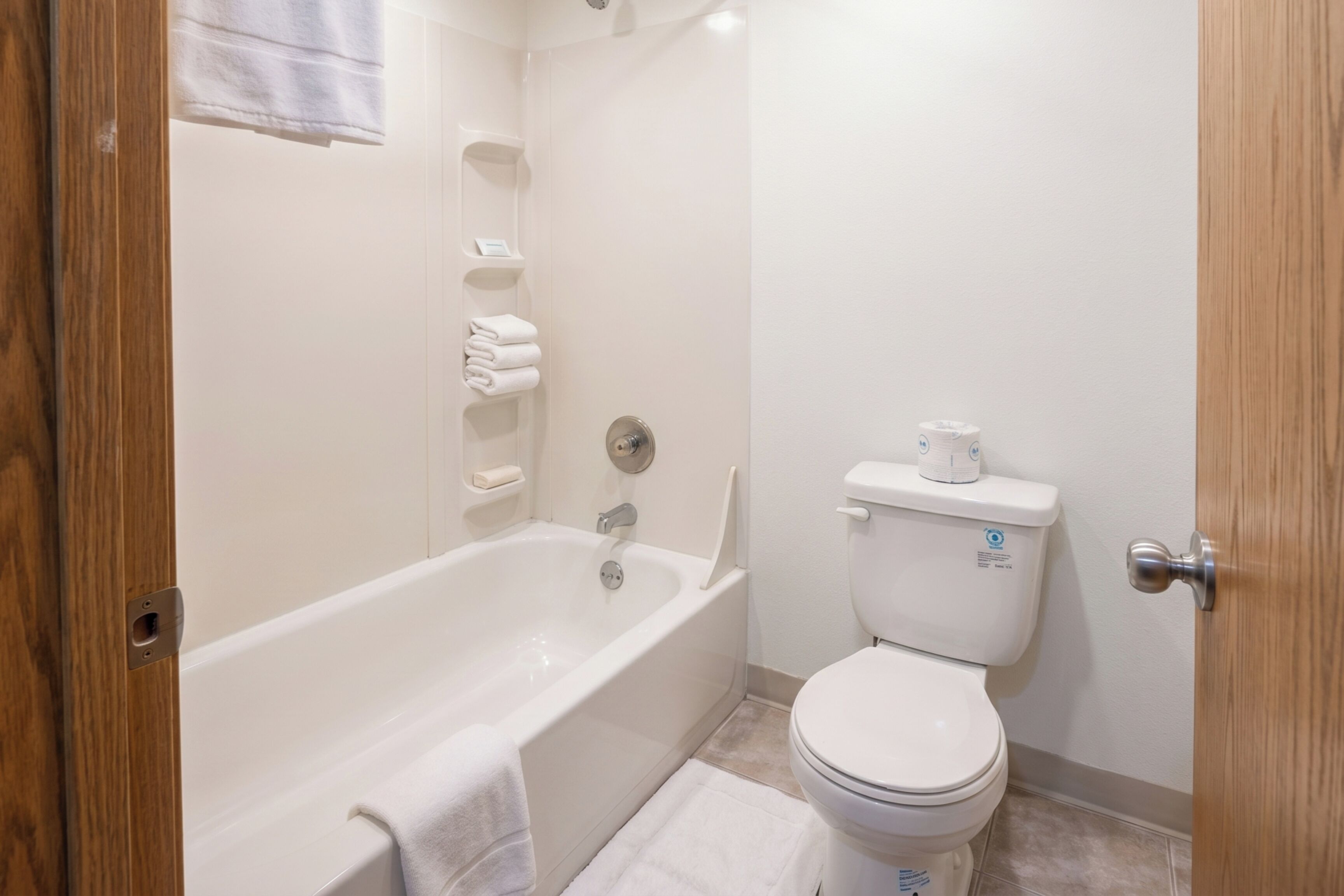 Ein Badezimmer mit Badewanne, Toilette und Handtuchhalter.