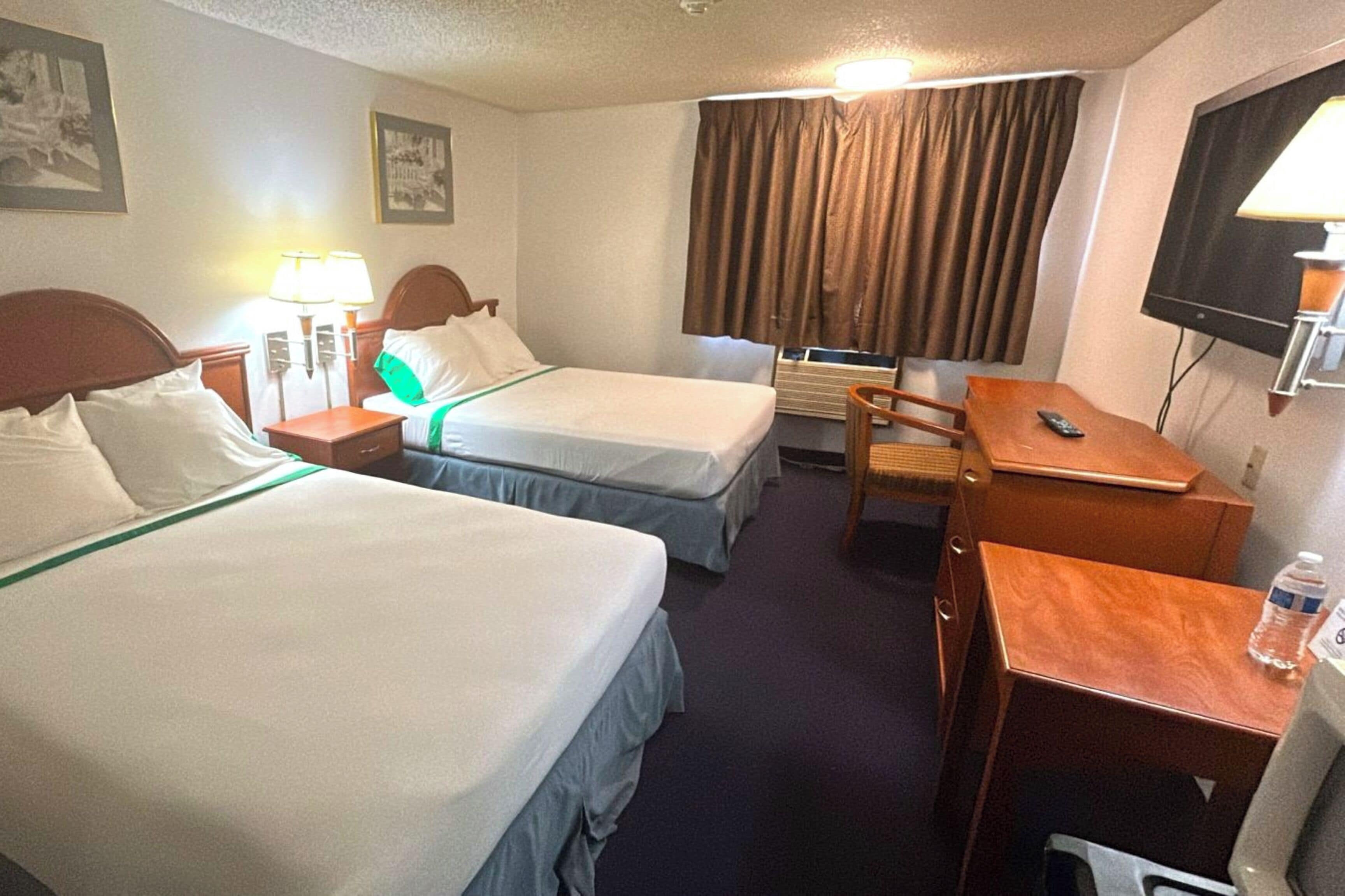 Kamer, 2 queensize bedden, toegankelijk voor mindervaliden, niet-roken | Een strijkplank/strijkijzer, gratis wifi, beddengoed