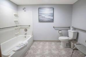 Habitación, 2 camas Queen size, con acceso para personas discapacitadas, para no fumadores | Baño | Amenidades de baño gratuitas, secadora de cabello, toallas 