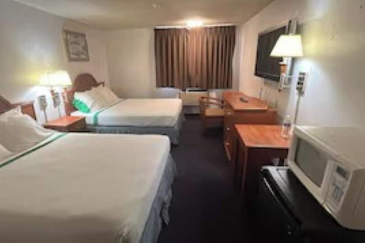 Quarto, 2 camas Queen, para não fumantes | Wi-Fi de cortesia, roupa de cama
