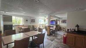 Breakfast area - Saint Joseph Inn & Suites Benton Harbor Near I-94 (Benton Harbor)