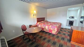 Room, 1 King Bed | Free WiFi, bed sheets