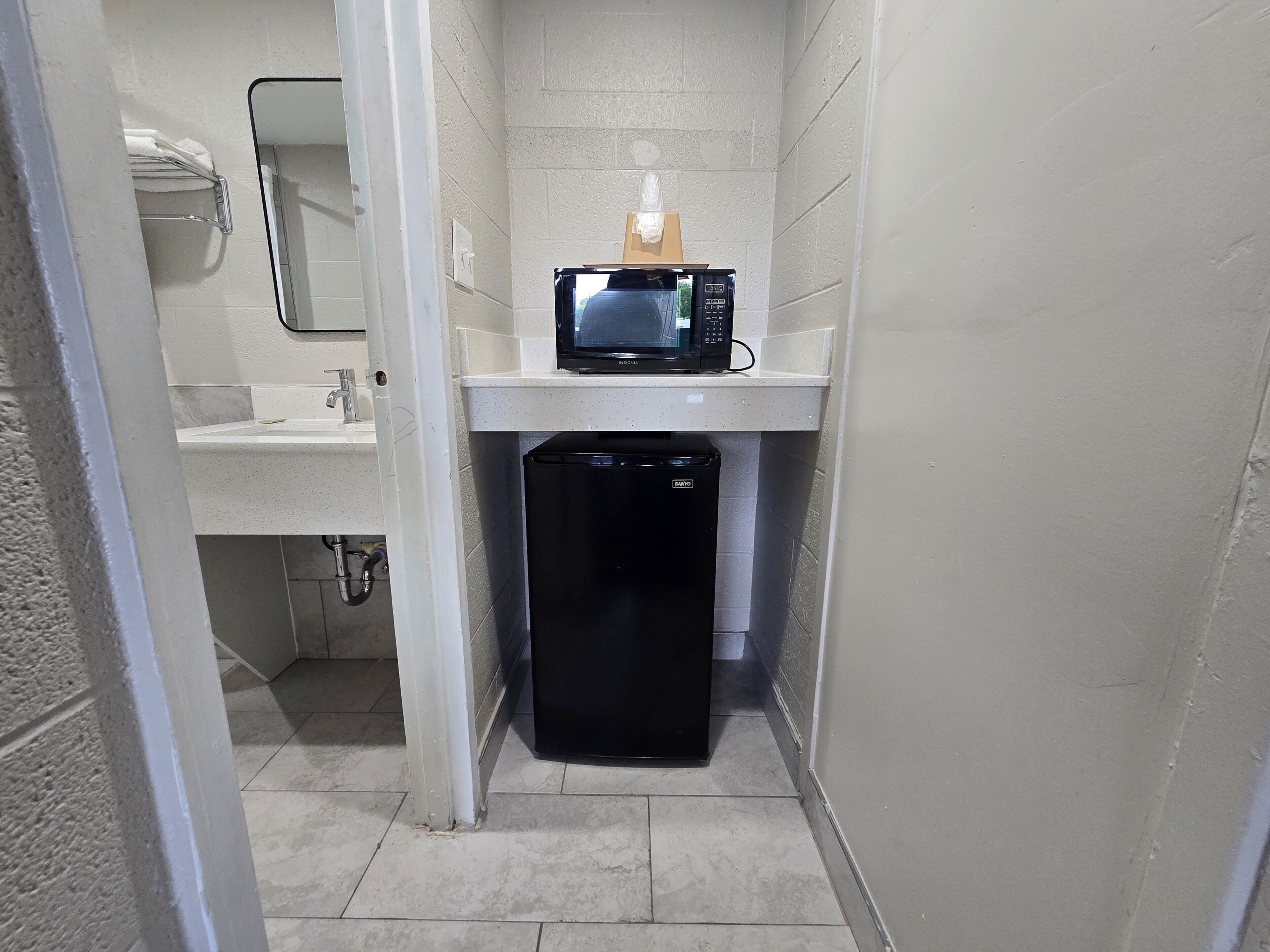 Room, 1 King Bed | Bathroom