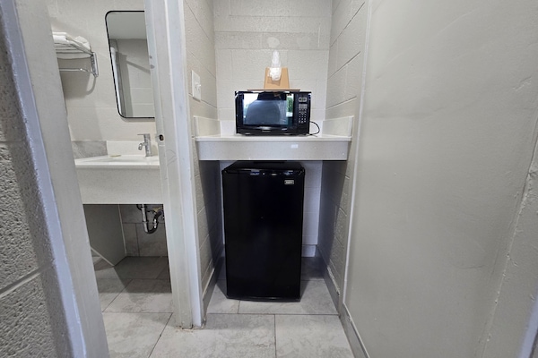 Room, 1 King Bed | Bathroom | Towels