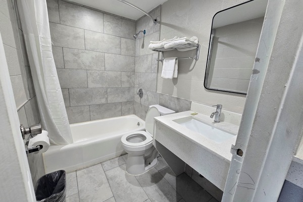Habitació, 2 llits dobles | Bany | Tovalloles