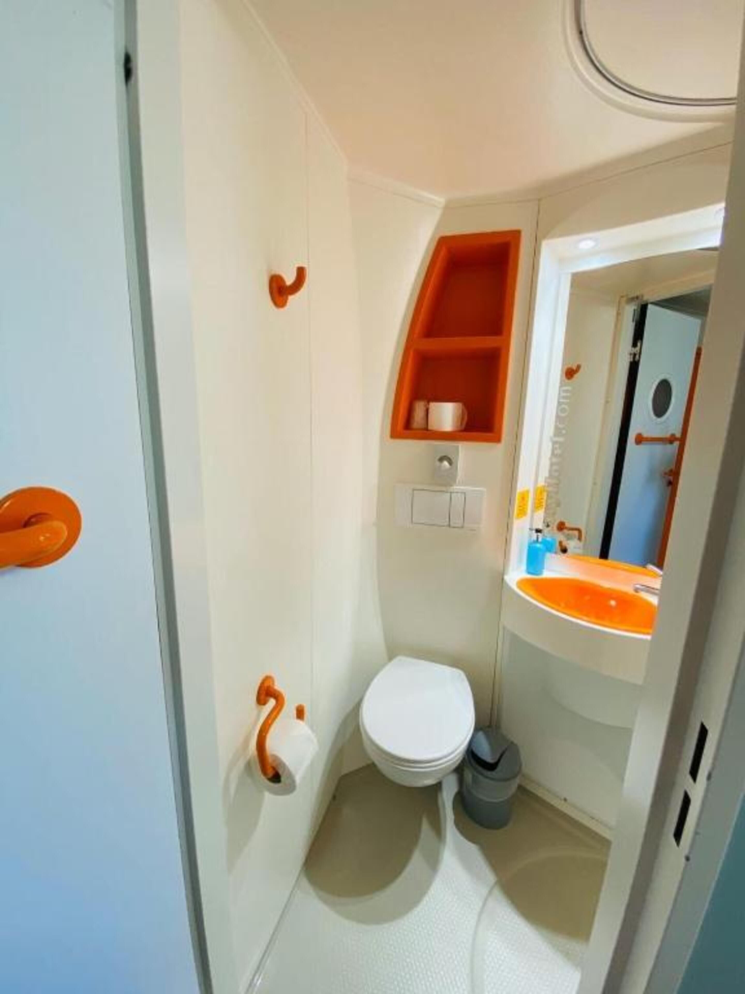 シャワー、タオル、トイレットペーパー