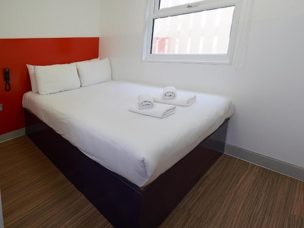 Compact Double Room | Insonorización, tabla de planchar con plancha y wifi gratis