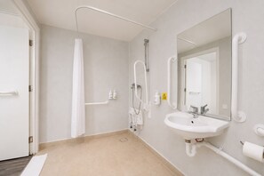 Accessible Double Room | Bathroom - Citi Hotel London Heathrow (Hayes)