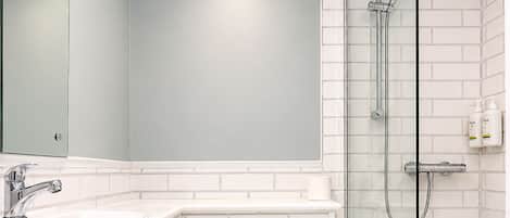Standard-Doppelzimmer | Badezimmer | Dusche, Handtücher, Toilettenpapier