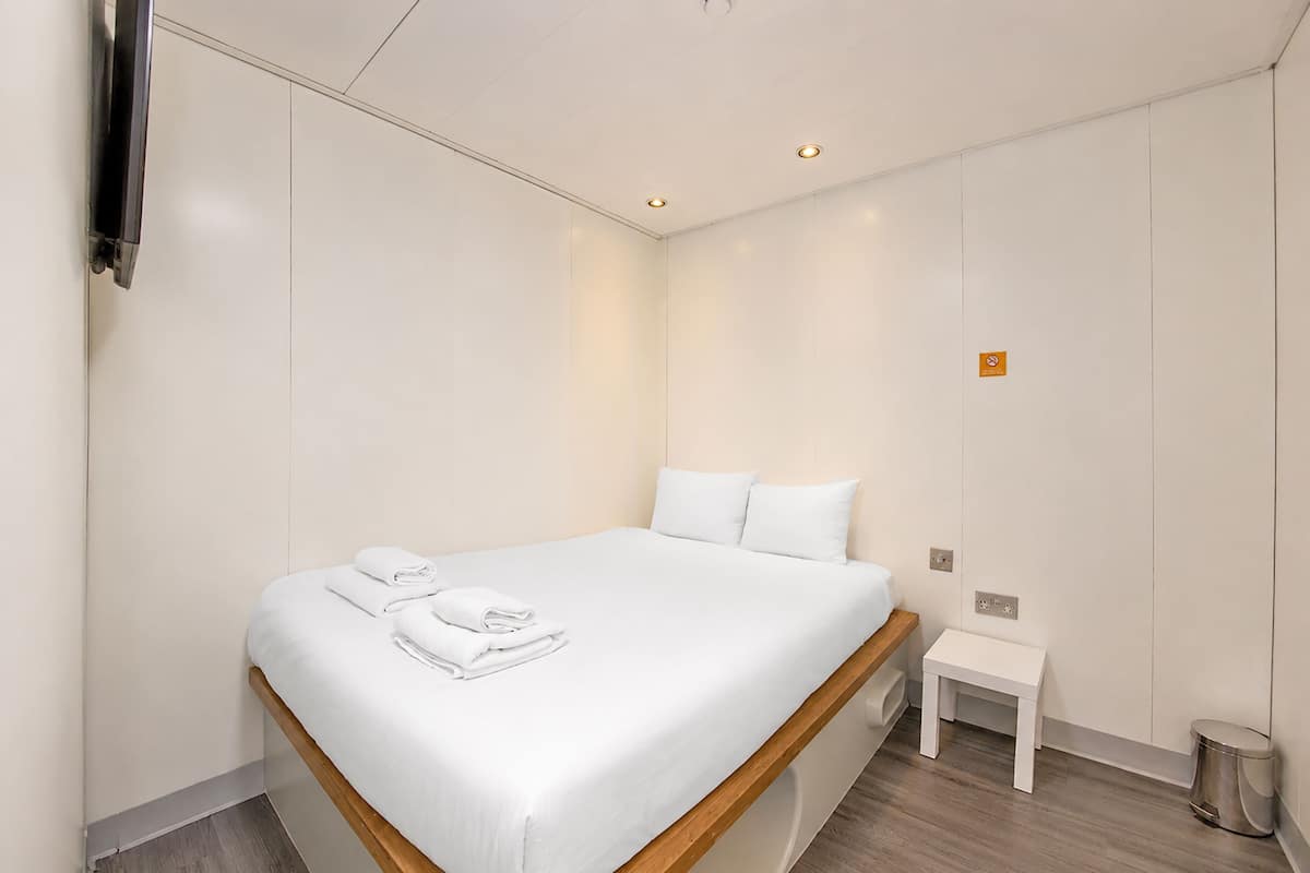 Standard Double Room - No Window | Quartos à prova de som, ferros/tábuas de passar roupa, Wi-Fi de cortesia